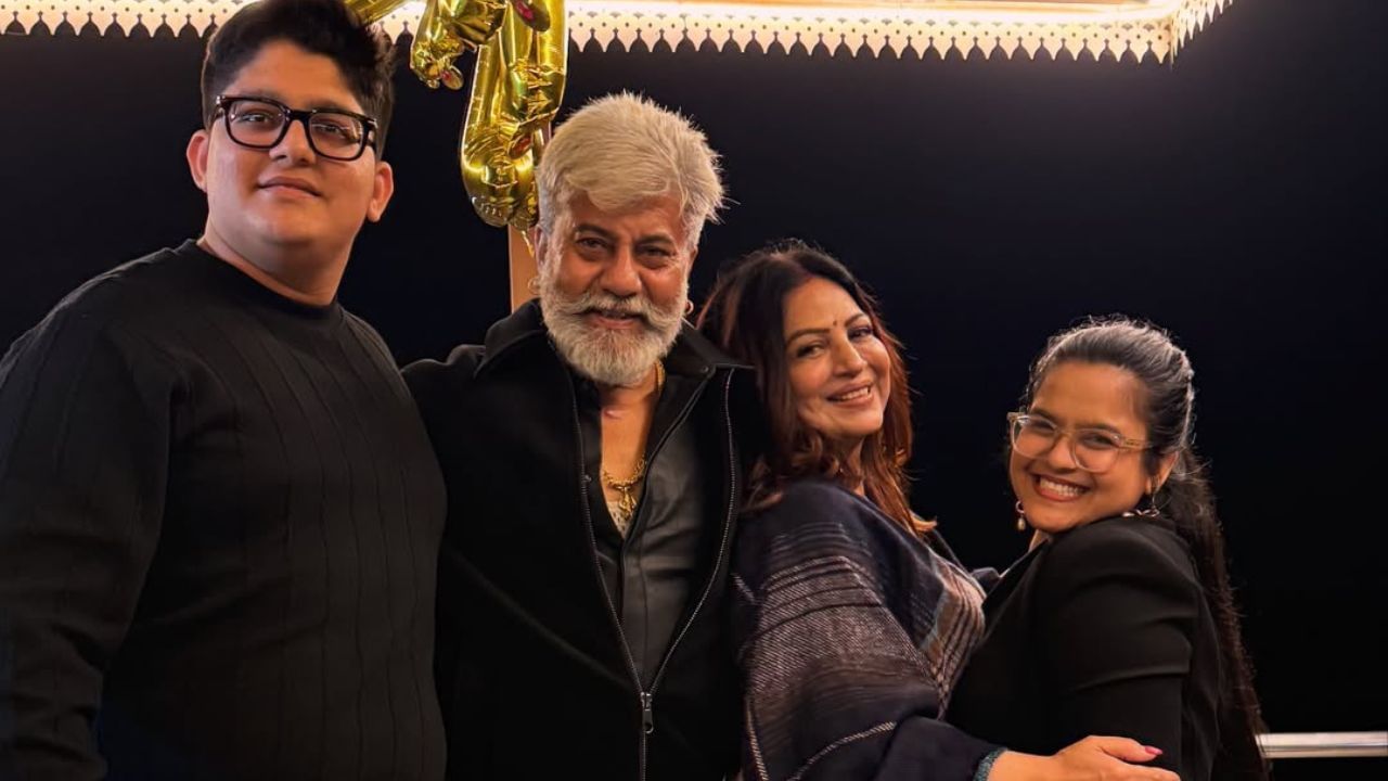 માતા નીલિમા સિંહ મોટાભાગે નેગેટિવ ભૂમિકાઓમાં અથવા 'ખતરનાક સાસુ' ની ભૂમિકામાં જોવા મળે છે. તે ટીવી શો 'નિમકી મુખિયા' માં પણ કામ કર્યું છે. આ ઉપરાંત, તેણી 'અનારો દેવી' માં પણ જોવા મળી હતી. આ ઉપરાંત ભોજપુરી ફિલ્મોમાં પણ કામ કર્યું છે.