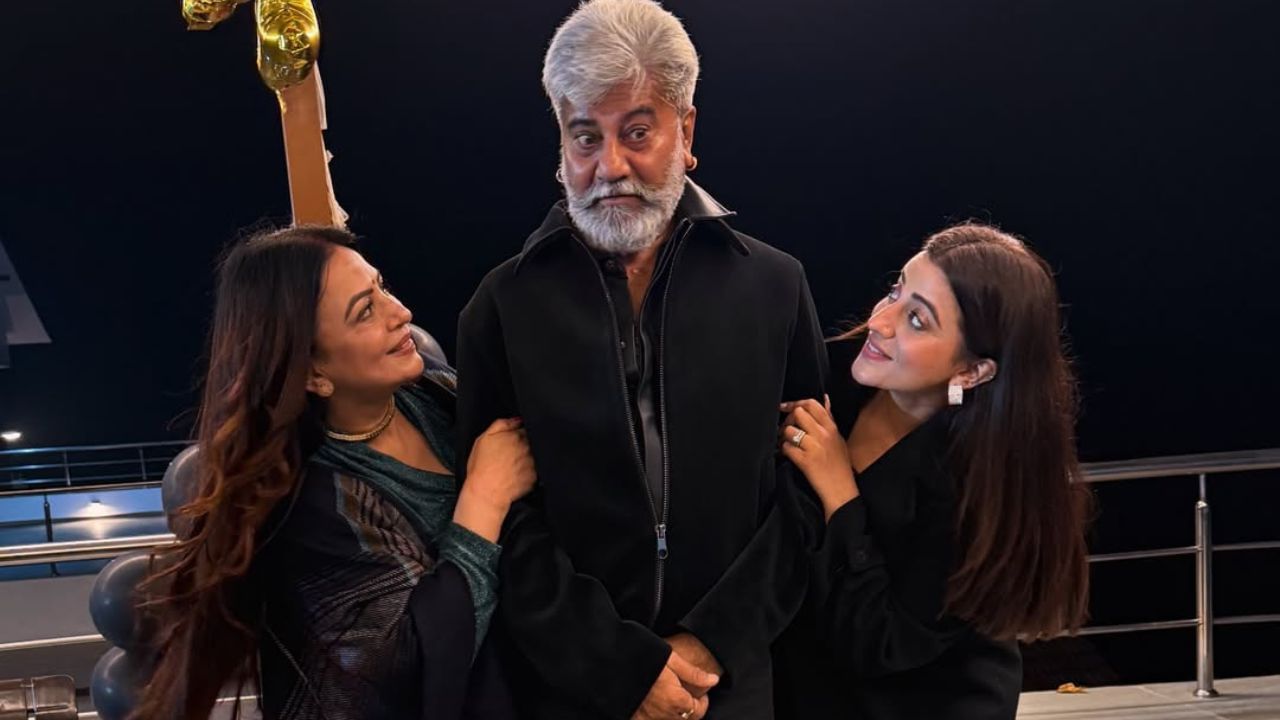  પરંતુ ઈન્ડસ્ટ્રીમાં કામને કારણે, તેમના માતાપિતા મુંબઈમાં સ્થાયી થયા હતા. અક્ષરાને બાળપણથી જ અભિનયનો શોખ હતો, બાળપણથી જ થિયેટરમાં કામ કરવાનું શરૂ કર્યું હતુ.