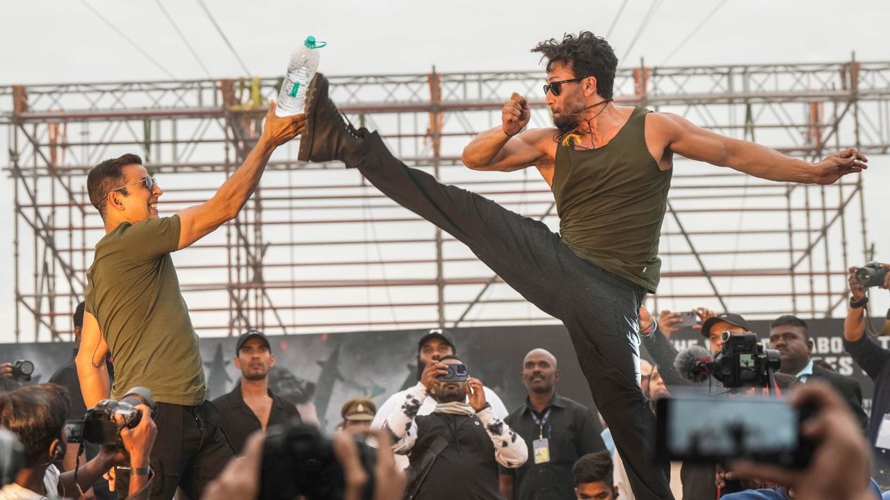 બોલિવુડ અભિનેતા અક્ષયકુમાર પોતાની ફિટનેસ અને હેલ્ધી લાઈફસ્ટાઈલના કારણે ચર્ચામાં રહે છે. તે માત્ર પોતાના વર્કઆઉટ પર જ નહી પરંતુ તેની લાઈફસ્ટાઈલ અને દિનચર્યાનું પણ ખુબ જ ધ્યાન રાખે છે. હાલમાં 'યોર બોડી ઓલરેડી નોઝ' પુસ્તકના વિમોચન દરમિયાન અક્ષય કુમારે તેની લાઈફસ્ટાઈલ સાથે જોડાયેલી કેટલીક મહત્વપૂર્ણ બાબતો શેર કરી, જેમાંથી સૌથી રસપ્રદ વાત એ હતી કે, તે દર સોમવારે ઉપવાસ રાખે છે.