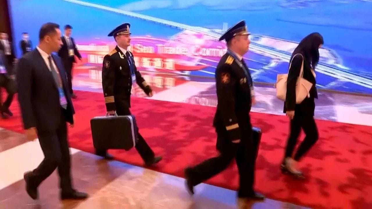 પુતિન રશિયાના પરમાણુ બ્રીફકેસ ચેગેટ પણ સાથે લઈને ફરે છે. તેનું નામ કાકેશસ પર્વતોમાં સ્થિત માઉન્ટ ચેગેટ પરથી રાખવામાં આવ્યું છે. આ બ્રીફકેસ હંમેશા પુતિન સાથે હોય છે, પરંતુ તેનું ભાગ્યે જ ચર્ચામાં લાવવામાં આવે છે. તે સામાન્ય રીતે રશિયન નૌકાદળના અધિકારી દ્વારા વહન કરવામાં આવે છે. તે એક સંદેશાવ્યવહાર ઉપકરણ છે, જેમાંથી કોઈપણ સમયે પરમાણુ હુમલો કરવાનો આદેશ આપી શકાય છે. આ સુટકેસને દૂરસ્થ વિસ્ફોટોથી બચાવવા માટે જામર પણ સ્થાપિત કરવામાં આવ્યા છે.