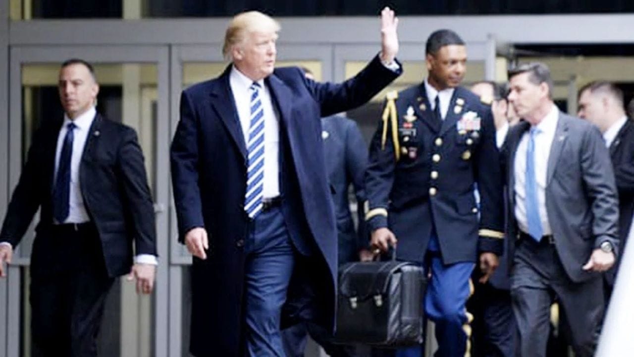 યુએસ પ્રમુખ ટ્રમ્પ એક બ્રીફકેસ વહન કરે છે, જેને ન્યુક્લિયર ફૂટબોલ તરીકે ઓળખવામાં આવે છે. તેને સત્તાવાર રીતે પ્રેસિડેન્શિયલ ઇમરજન્સી સેચેલ કહેવામાં આવે છે. આ દ્વારા, રાષ્ટ્રપતિ વ્હાઇટ હાઉસ સિચ્યુએશન રૂમ અથવા પ્રેસિડેન્શિયલ ઇમરજન્સી ઓપરેશન સેન્ટરને પરમાણુ હુમલા માટે આદેશ આપી શકે છે. ન્યુક્લિયર ફૂટબોલમાં બિસ્કિટ જેવું દેખાતું કાર્ડ હોય છે જેના પર પરમાણુ લોન્ચ કોડ લખેલા હોય છે.