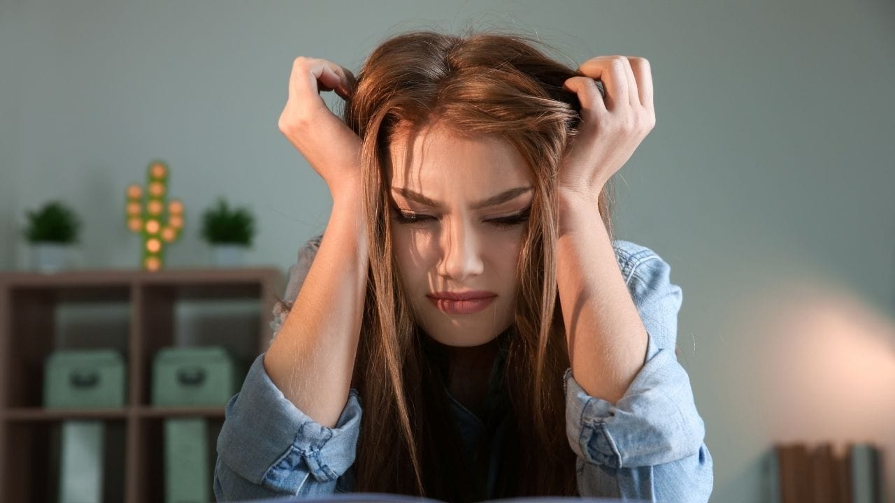 ઓક્સિડેટીવ સ્ટ્રેસ ત્યારે થાય છે જ્યારે શરીરમાં ફ્રી રેડિકલ નામના હાનિકારક અણુઓ એકઠા થાય છે, જેનાથી કોષોને નુકસાન થાય છે અને વૃદ્ધત્વ પ્રક્રિયા ઝડપી બને છે. બદામમાં હાજર સ્વસ્થ ચરબી, એન્ટીઑકિસડન્ટ અને સ્વસ્થ ચરબી નાના રક્ષક તરીકે કાર્ય કરે છે અને કોષોના નુકસાન સામે લડવામાં મદદ કરે છે અને સેલ્યુલર સ્તરે તમારા શરીરને ટેકો આપે છે.