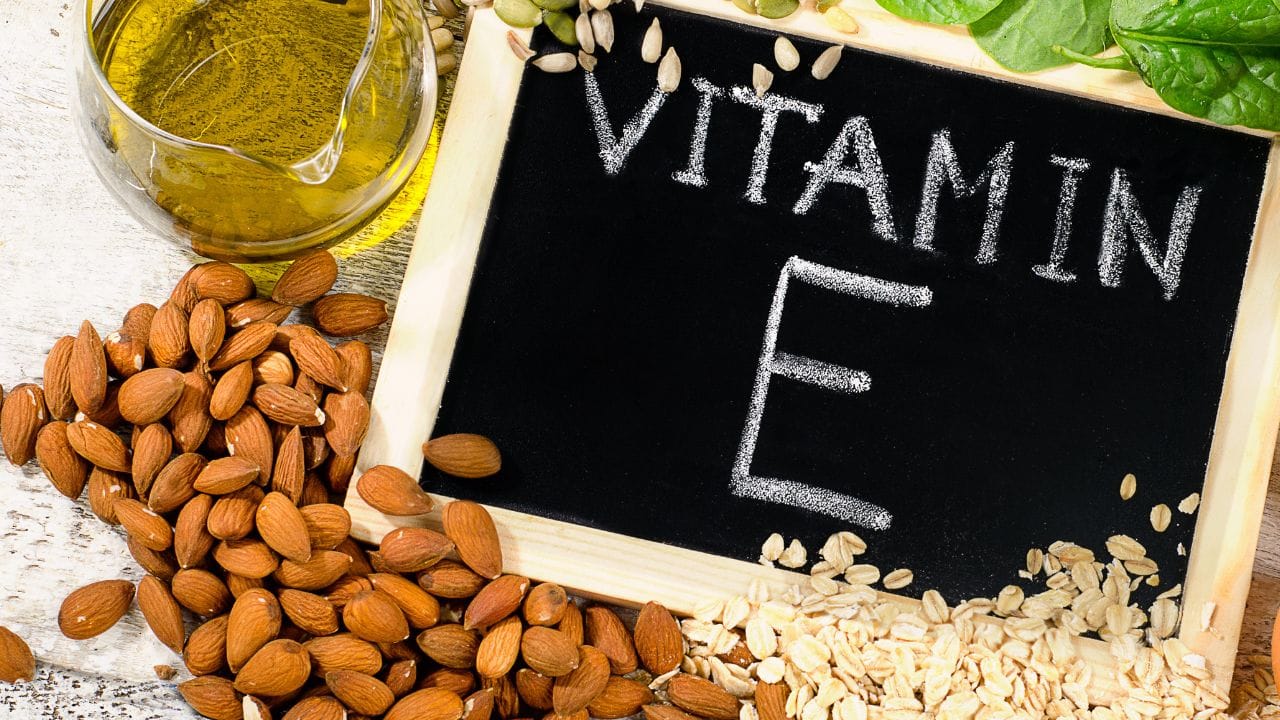 ઓછી બદામ ખાવાથી પણ ફાયદો થાય છે, પરંતુ જો દરરોજ 60 ગ્રામ બદામ ખાવામાં આવે તો એન્ટીઑકિસડન્ટ્સની અસર વધુ અસરકારક બને છે. બદામમાં એન્ટીઑકિસડન્ટ હોય છે, જે ઓક્સિડેટીવ તણાવ ઘટાડવામાં મદદ કરે છે. તેમાં હાજર વિટામિન ઇ અને ફ્લેવોનોઇડ્સ બંને એકસાથે વૃદ્ધત્વ વિરોધી અટકાવે છે અને ઘણી રીતે ફાયદાકારક છે. દરરોજ બદામ ખાવાથી ઊર્જા જાળવવામાં મદદ મળે છે અને કોષો માટે એક શક્તિશાળી કવચ બને છે. પરંતુ આ માટે વધુ અભ્યાસની જરૂર છે. (નોંધ : અહીં આપવાં આવેલી માહિતી ફક્ત આપની જાણકારી માટે છે.) 