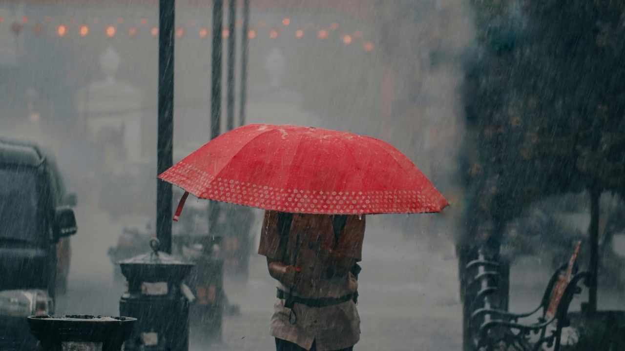 અંબાલાલ પટેલે કહ્યું છે કે સપ્ટેમ્બરના અંત સુધી ગુજરાતમાં ચોમાસું કે વરસાદની ઋતુ જોવા મળશે. સપ્ટેમ્બરના અંતમાં વરસાદ વિદાય લેશે. અંબાલાલ પટેલ અગાઉ સરકારી નોકરીમાં હતા. કૃષિ વિભાગમાંથી નિવૃત્ત થયા પછી, તેઓ હવે સંપૂર્ણ સમય હવામાનની આગાહી કરે છે. કેટલાક પ્રસંગોએ, તેઓ રાજકીય આગાહીઓ પણ કરે છે.