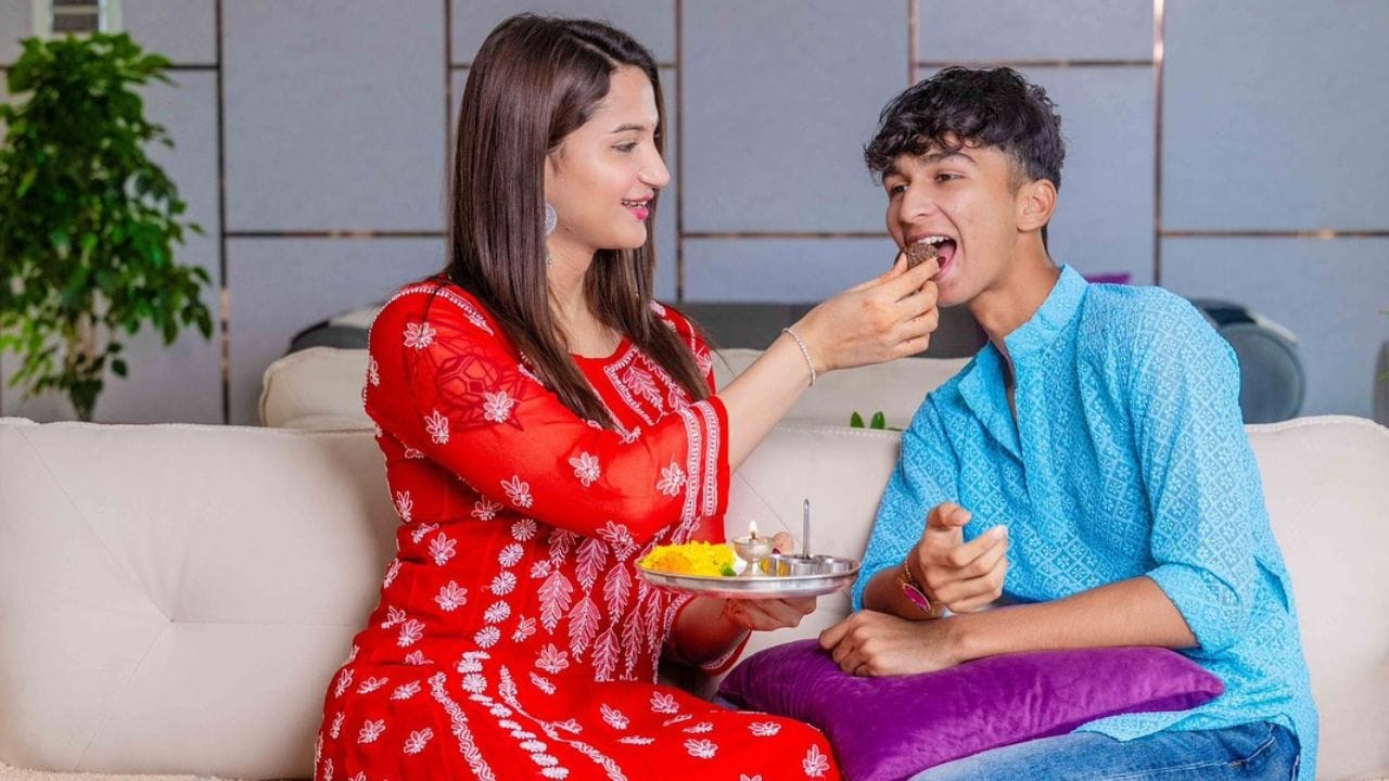 અનાયાએ નાના ભાઈ અર્થવને રાખડી બાંધી માત્ર આ પરંપરા નિભાવી નથી પરંતુ પોતાના સંબંધોને દુનિયાને સામે રાખ્યો છે. આ પહેલી વખત છે કે, અનાયા બાંગરે પોતાના ભાઈને રાખડી બાંધતા ફોટો શેર કર્યા હતા. અનાયાએ  આ ફોટો સાથે ભાવુક અને પ્રેમાળ કેપ્શન પણ લખ્યું છે.