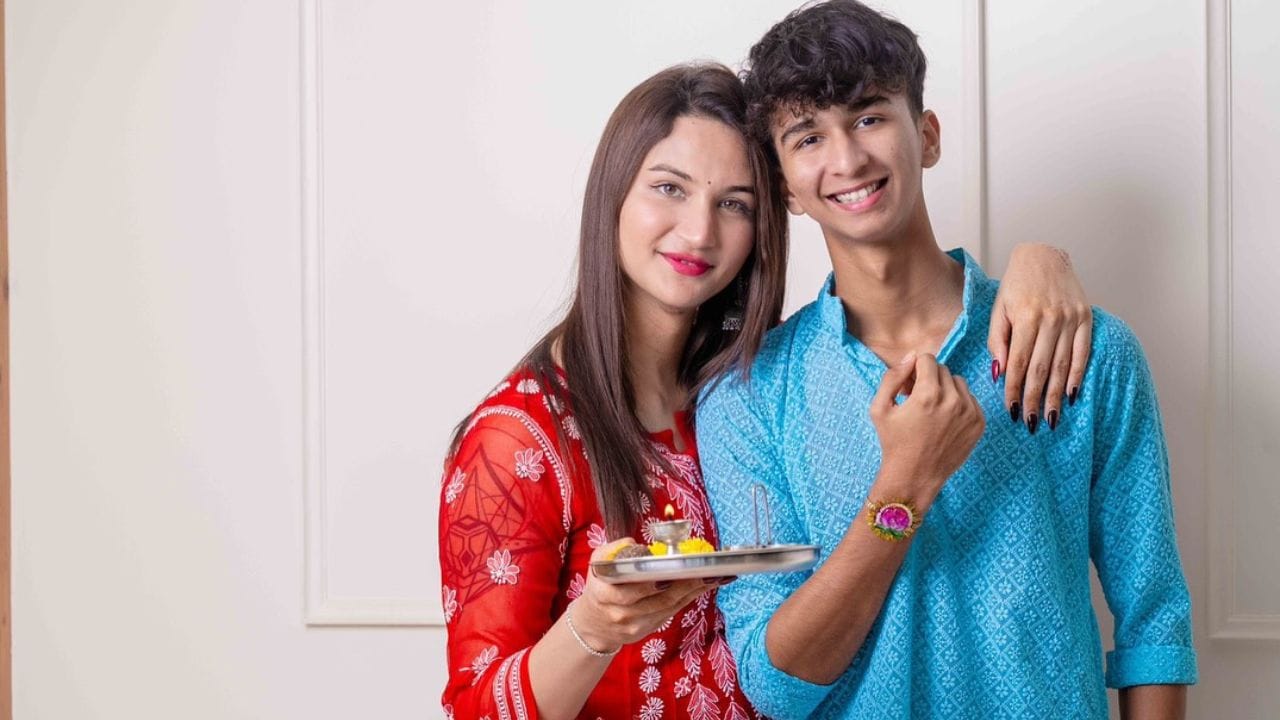 અનાયા સાથે જિમમાં તેનો ભાઈ અર્થવ બાંગર પણ જોવા મળ્યો હતો. ભાઈ-બહેન વચ્ચે સારું બોન્ડિંગ છે.