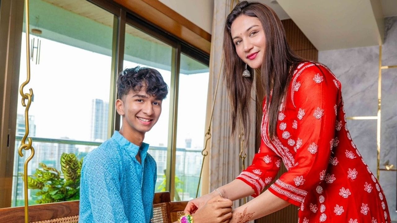  છોકરી બનતા પહેલા સંજય બાંગરનો દીકરો ક્રિકેટર હતો. સંજય બાંગરના દીકરાનું નામ આર્યન બાંગર હતુ પરંતુ છોકરી બન્યા બાદ તેમણે પોતાનું નામ અનાયા બાંગર રાખ્યું છે.