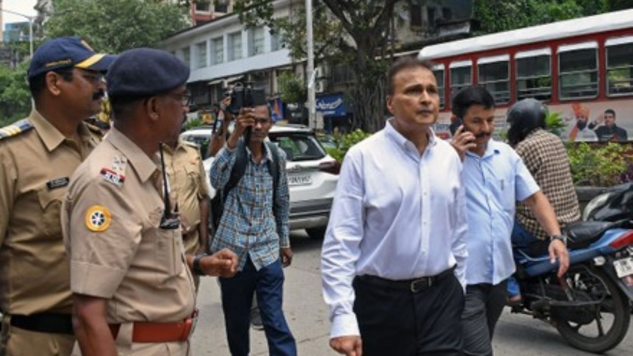 સૂત્રો જણાવે છે કે પૂછપરછ દરમિયાન અનીલ અંબાણીએ પોતાને આ કેસમાં કોઈપણ પ્રકારની સીધી ભૂમિકા હોવાનો ઈન્કાર કર્યો. તેમણે દલીલ આપી કે કંપનીની અંદરની બોર્ડે આર્થિક નિર્ણયો લીધા હતા અને તેમને માત્ર અંતે દસ્તાવેજો પર હસ્તાક્ષર કરવાનું હતું.