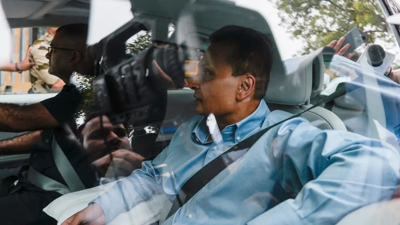 આ મામલો અનીલ અંબાણીના ગ્રૂપની ઘણી કંપનીઓ સાથે જોડાયેલા અનેક ઠગાઈના કેસોથી સંબંધિત છે. પૂછપરછ દરમિયાન અંબાણીએ ઈડી અધિકારીઓને જણાવ્યું કે તેમને આ કેસ સંબંધિત તમામ દસ્તાવેજો અને વિગતો એકત્રિત કરવા માટે ઓછામાં ઓછા 7 થી 10 દિવસની જરૂર પડશે.