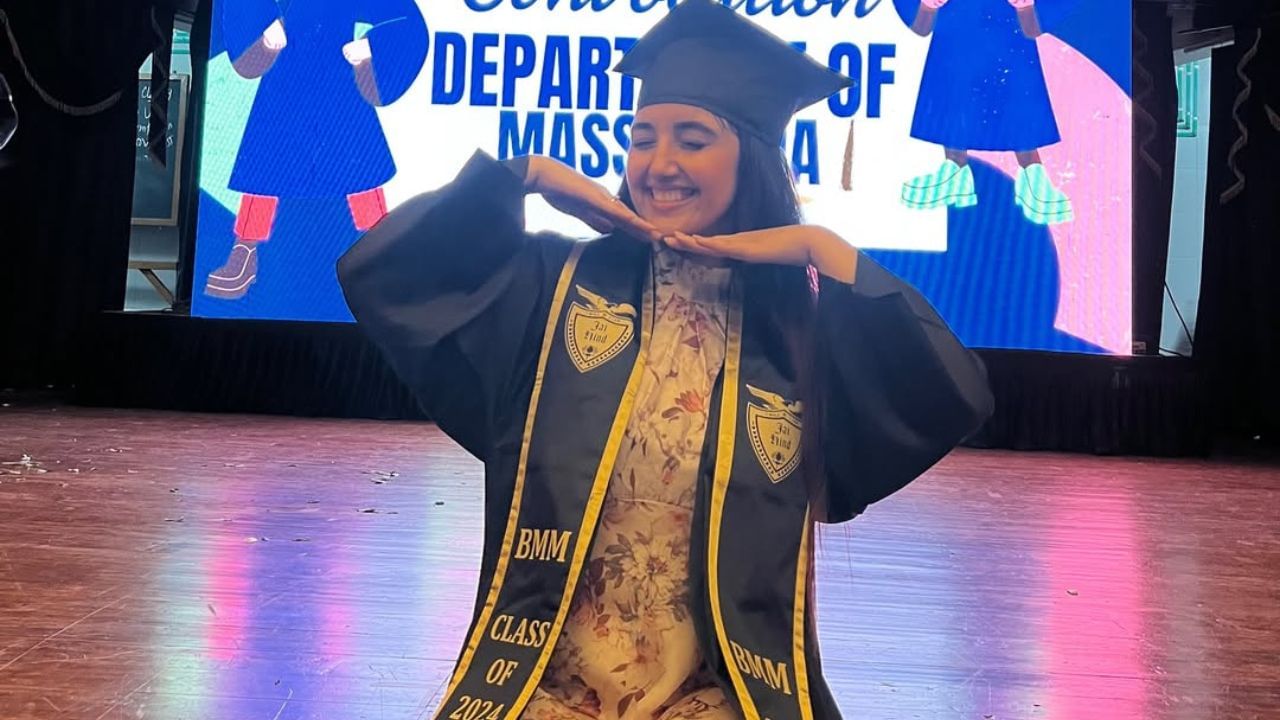 સોશિયલ મીડિયા પર અશનૂર કૌરની ફેન ફોલોઇંગ ખૂબ મોટી છે. ઇન્સ્ટાગ્રામ પર અશનૂર કૌરના મિલિયન ફોલોઅર્સ છે. આ અભિનેત્રી ઘણીવાર પોતાના તેમજ પરિવાર અને મિત્રો સાથે ફોટા શેર કરતી જોવા મળે છે.