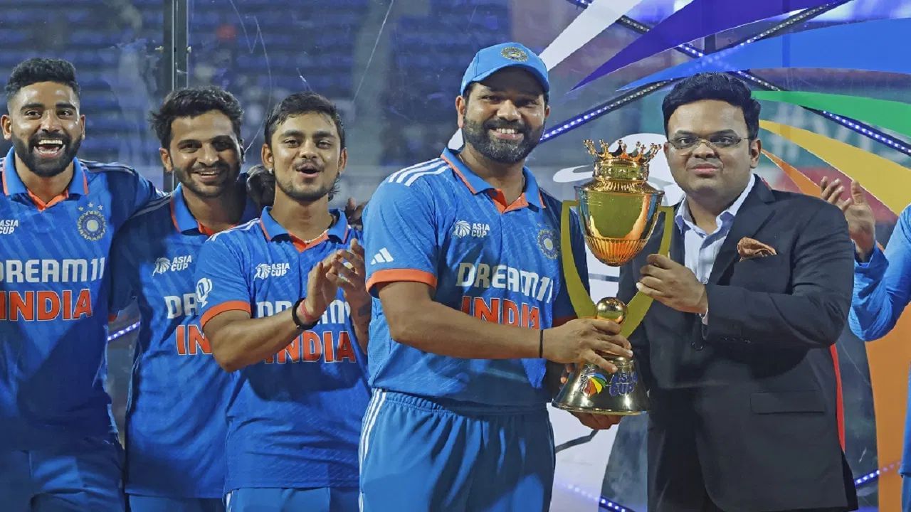 રોહિત શર્માએ પોતાની કેપ્ટનશીપ હેઠળ 2018ના એશિયા કપમાં ટીમ ઈન્ડિયાને જીત અપાવી હતી. 2023માં પણ ટીમ ઈન્ડિયાએ રોહિતની કેપ્ટનશીપ હેઠળ આ ટુર્નામેન્ટ જીતી હતી. તે સમયે વિરાટ કોહલી પણ ટીમનો ભાગ હતો. પરંતુ આ વખતે ભારતીય ચાહકોને આ બે ખેલાડીઓની ખોટ સાલશે. (All Photo Credit : PTI / GETTY)