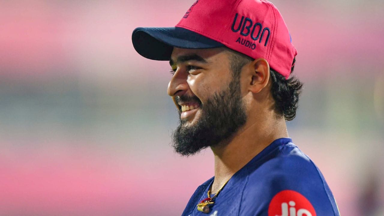 આ સ્ટેન્ડબાય માટેનો નિયમ છે. રિઝર્વ ખેલાડી તરીકે જે ખેલાડીઓને સ્કવોડમાં રાખવામાં આવે છે. તેના માટે નિયમ એ હોય છે કે, તે ટીમ સાથે પ્રવાસ કરી શકતા નથી. તેમને ટીમ માટે પ્લેઈંગ ઈલેવનમાં ત્યારે જ તક મળશે. જ્યારે મેન સ્કવોડનો કોઈ ખેલાડી ઈજાગ્રસ્ત થયો હોય અને તેને ટીમમાંથી બહાર કરવામાં આવે.