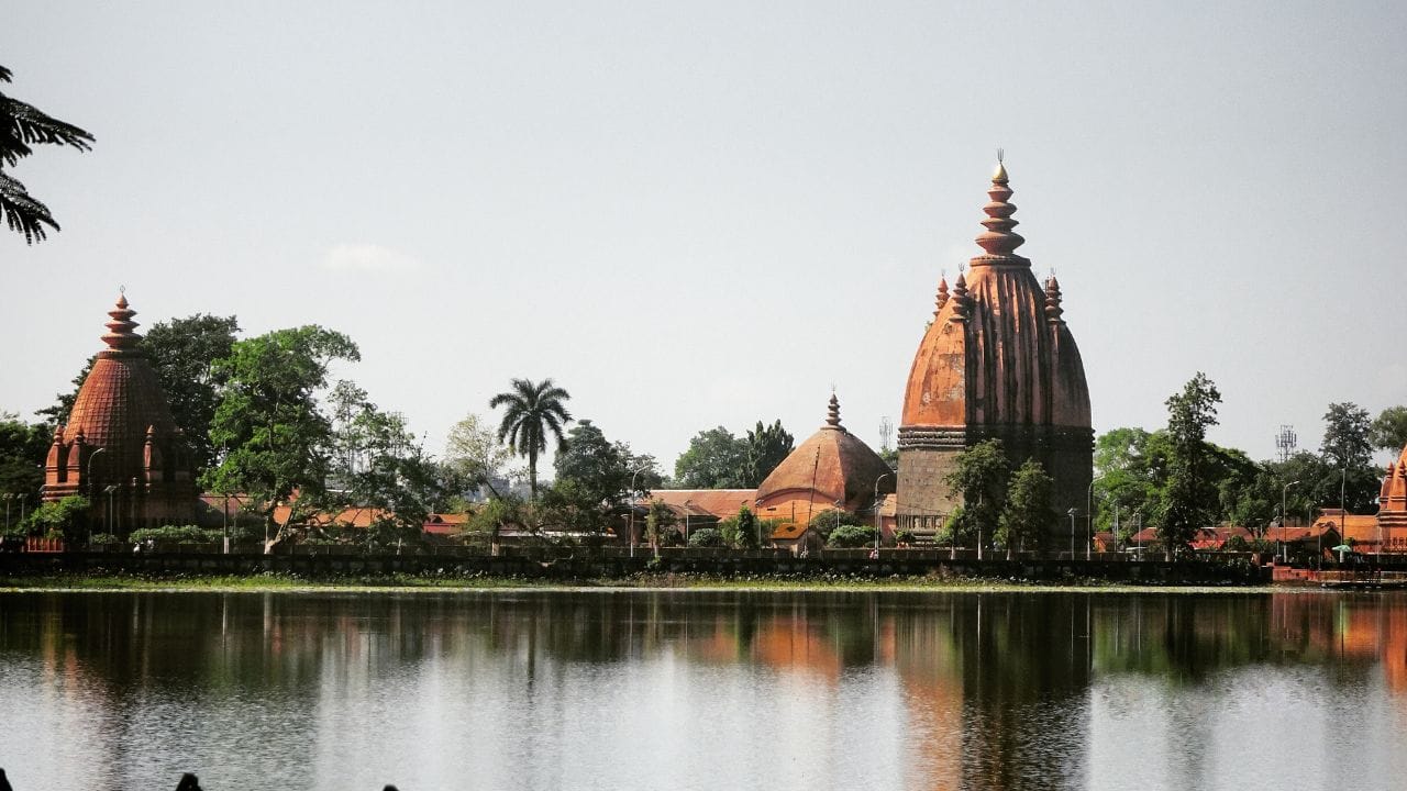 આસામના મધ્યયુગીન ઇતિહાસની શરૂઆત આશરે 13મી સદીના આરંભમાં અહોમ જાતિના આગમનથી થઈ માનવામાં આવે છે. અહોમોએ લગભગ છ સદી સુધી, એટલે કે 1826 સુધી, અહીં પોતાનું શાસન જાળવ્યું. આ સમયગાળો ખાસ કરીને તુર્ક-અફઘાન અને બાદમાં મુગલ શાસકો સાથે થયેલા યુદ્ધો માટે જાણીતો છે, જેમાં આસામે અનેક વિજય મેળવ્યા. જોકે 19મી સદીના પ્રારંભે આ શક્તિ ધીમે ધીમે કમજોર પડી અને બર્માના આક્રમણ સામે ટકી શકી નહીં, જેના કારણે આસામનો ઈતિહાસ નવા વળાંક તરફ આગળ વધ્યો. (Credits: - Wikipedia)