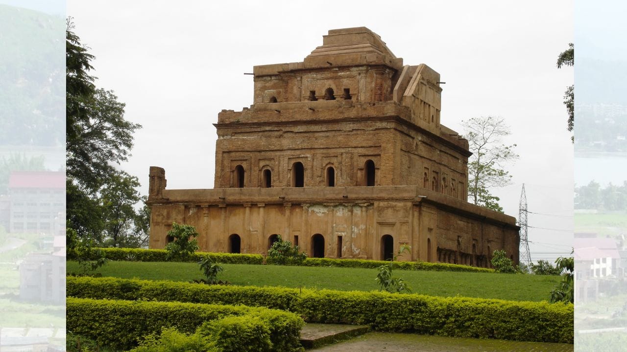 લગભગ અઢી સદી સુધી સુકાફા અને તેમના ઉત્તરાધિકારીઓએ રાજ્યના શાસન અને વ્યવસ્થાપન પર ભાર મૂક્યો, સાથે સાથે તેમની સૈન્ય શક્તિના આધાર પર બ્રહ્મપુત્ર ખીણમાં પોતાનું પ્રભુત્વ કાયમ રાખ્યું. 1826ની યાન્ડાબૂ  સંધિ પછી આસામ બ્રિટિશ શાસન હેઠળ આવ્યું. આસામમાં તે સમય દરમિયાન ચા, તેલ, અને કોલસાની શોધ થઈ. આસામ ભારતમાં ચાની રાજધાની તરીકે ઓળખાયું, કારણ કે અહીંની ચા સમગ્ર વિશ્વમાં પ્રસિદ્ધ થઈ. (Credits: - Wikipedia)