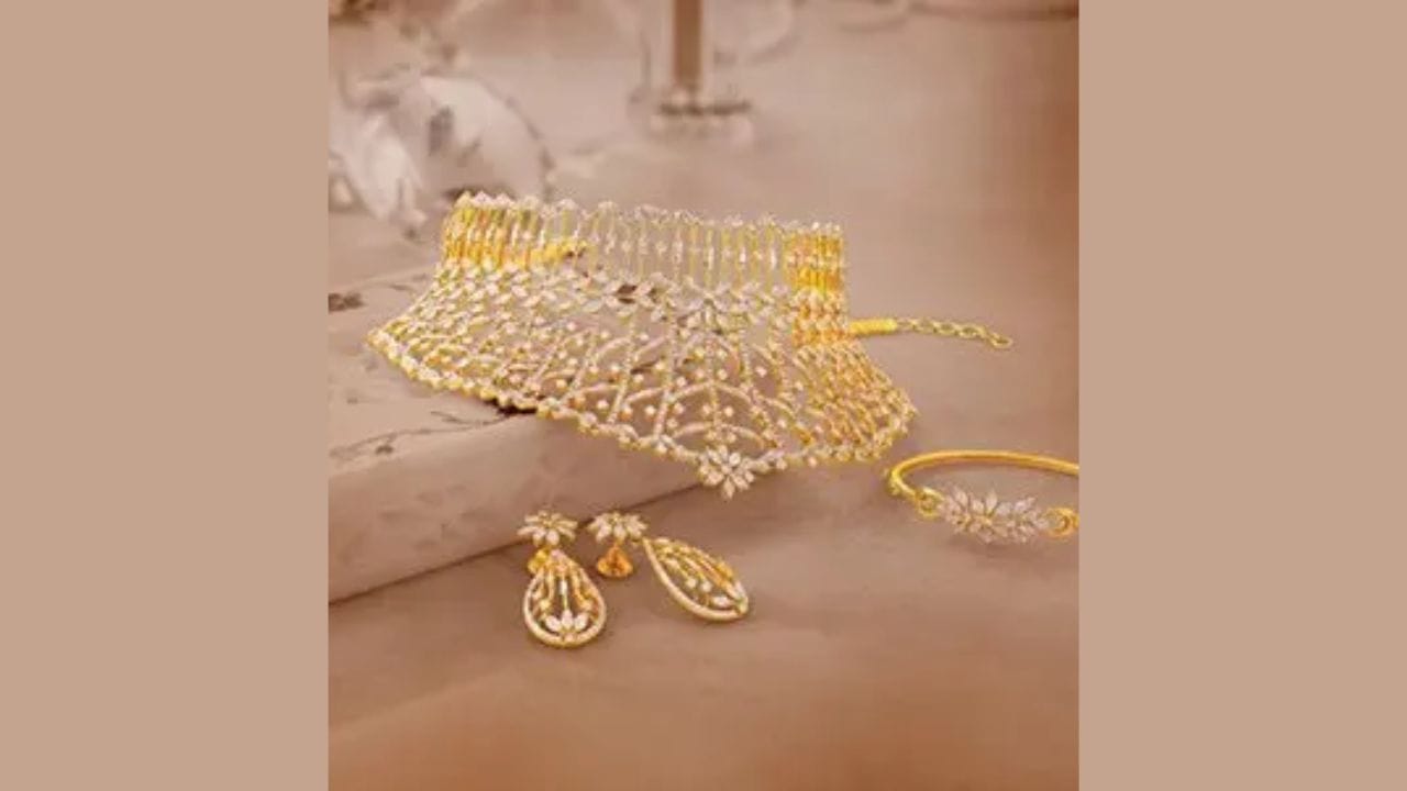 આ કેસ દિલ્હીના ઈન્દિરા ગાંધી ઈન્ટરનેશનલ એરપોર્ટનો છે. થોડા દિવસો પહેલા, આ મહિલા મુસાફર એક પારિવારિક કાર્યક્રમમાં હાજરી આપવા માટે થાઈલેન્ડ ગઈ હતી. તે લગ્ન સમારોહમાં હાજરી આપવા માટે થાઈલેન્ડ ગઈ હોવાથી, તે તેના કેટલાક અંગત ઘરેણાં પણ પોતાની સાથે લઈ ગઈ હતી. દિલ્હીથી થાઈલેન્ડ અને થાઈલેન્ડથી આઈજીઆઈ એરપોર્ટ સુધી બધું બરાબર હતું. પરંતુ, જ્યારે તે એરપોર્ટ પર કસ્ટમ્સની ગ્રીન ચેનલમાંથી પસાર થઈ રહી હતી, ત્યારે કસ્ટમ્સના એર ઈન્ટેલિજન્સ યુનિટે તેને સર્ચના નામે રોકી. તપાસના નામે, તેણીને તેના સામાનનો એક્સ-રે કરાવવાનું કહેવામાં આવ્યું.