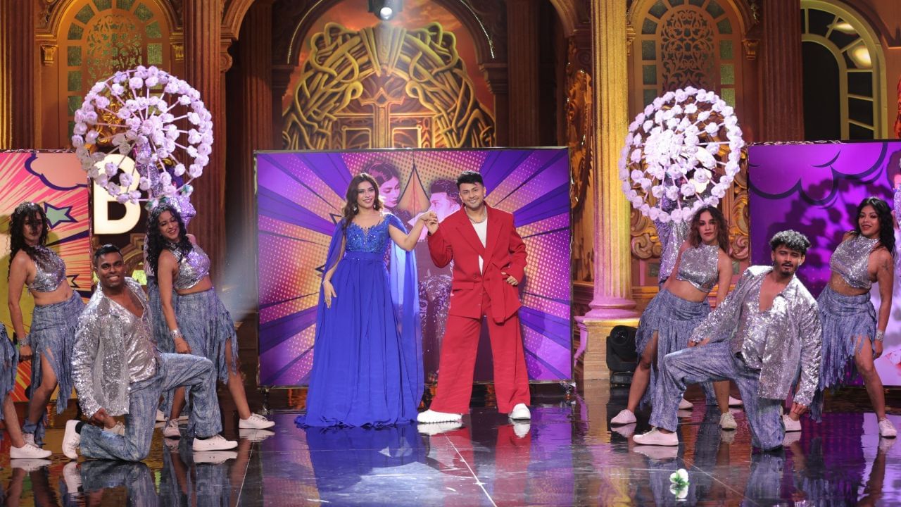 અવેઝ દરબારે 'ઝલક દિખલા જા 11' માં જોવા મળ્યો હતો, પરંતુ પગમાં ઈજાને કારણે તેને છોડી દેવું પડ્યું હતું.આવાઝ દરબારના ઇન્સ્ટાગ્રામ પર 30.5 મિલિયન ફોલોઅર્સ છે અને યુટ્યુબ પર 12.6 મિલિયન સબ્સ્ક્રાઇબર્સ છે. આ ઉપરાંત અવેઝ દરબારના સોશિયલ મીડિયા પ્લેટફોર્મ X પર 2 હજારથી વધુ ફોલોઅર્સ છે.