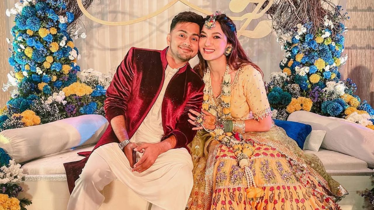 અવેઝ દરબારના પરિવારમાં તેમના પિતા પ્રખ્યાત સંગીતકાર ઇસ્માઇલ દરબાર તેમની માતા ફરઝાના શેખ છે. તેમનો ભાઈ, ઝૈદ દરબાર, જેમણે અભિનેત્રી ગૌહર ખાન સાથે લગ્ન કર્યા છે, અને તેમની બહેન અનમ દરબારનો સમાવેશ થાય છે.