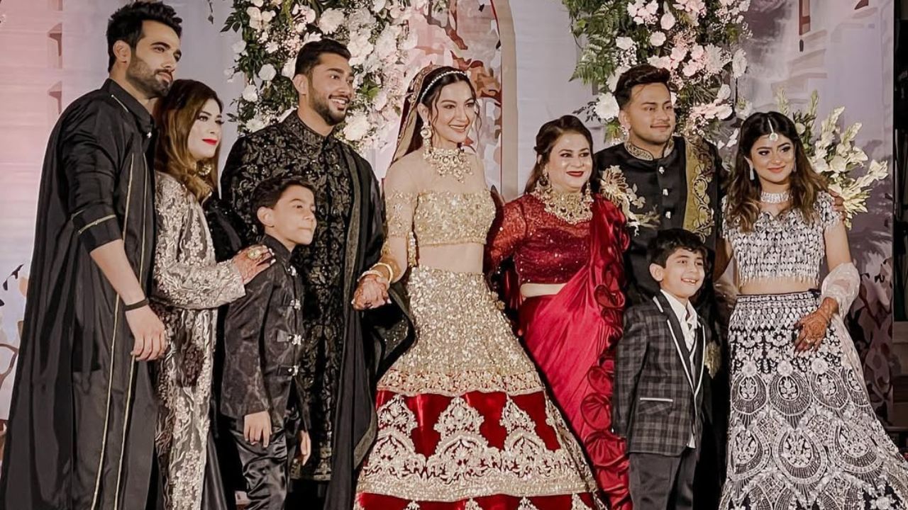 અવેઝ દરબારનો 'બિગ બોસ 7' ની વિજેતા રહી ચૂકેલી અભિનેત્રી ગૌહર ખાન સાથે પણ ગાઢ સંબંધ છે. ગૌહર ખાન અવેઝના નાના ભાઈ ઝૈદ દરબારની પત્ની છે.