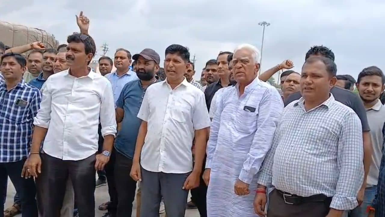 Banaskantha : ખેમાણા ટોલ પ્લાઝાનો વિવાદ વકર્યો, ખેડૂતોએ આપી ‘રસ્તા રોકો આંદોલન’ની ચીમકી, જુઓ Video