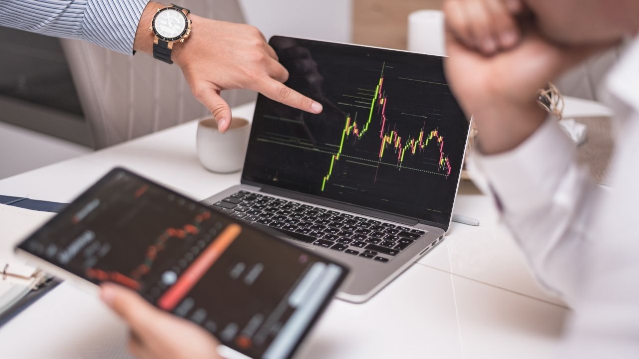 પહેલાં આ સુવિધા ફક્ત કેશ સેગમેન્ટમાં જ ઉપલબ્ધ હતી પરંતુ હવે બીએસઈએ તેને ફ્યુચર્સ ટ્રેડિંગ (એફ એન્ડ ઓ)માં પણ શરૂ કરવાનો પ્રસ્તાવ મૂક્યો છે. બીએસઈએ સેબીના બે પરિપત્રોને ધ્યાનમાં રાખીને આ પગલું ભર્યું છે. સેબીએ 29 મે અને 4 જૂન 2025 ના રોજ બે પરિપત્રો જારી કર્યા હતા, જેમાં એક્સચેન્જોને ડેરિવેટિવ્ઝ ટ્રેડિંગમાં સુધારો કરવા અને જોખમ વ્યવસ્થાપનને મજબૂત બનાવવા માટે કહેવામાં આવ્યું હતું. આ પછી, બીએસઈએ નિર્ણય લીધો કે 8 ડિસેમ્બર 2025 થી ઇન્ડેક્સ અને સ્ટોક ફ્યુચર્સમાં પણ પ્રી-ઓપન સેશન લાગુ કરવામાં આવશે.