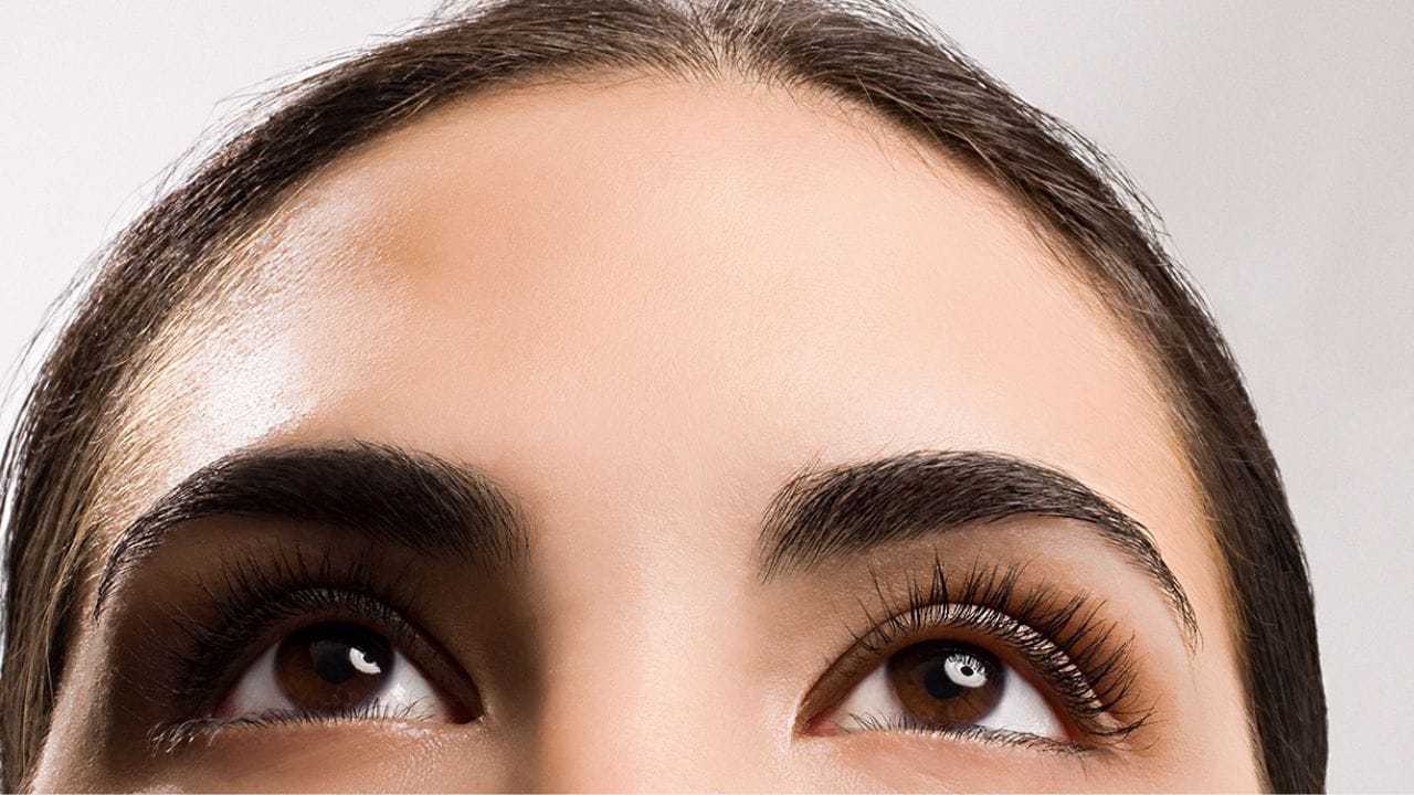 પહોળું કપાળ: પહોળું કપાળ ધરાવતા લોકો બુદ્ધિશાળી, નિર્ણય લેવામાં ઝડપી અને નેતૃત્વ ક્ષમતાથી ભરપૂર હોય છે. તેમને સમાજમાં માન અને કાર્યસ્થળમાં સફળતા મળે છે. આવા લોકો યોજનાઓ બનાવીને કામ કરે છે અને બીજાઓ માટે પ્રેરણારૂપ બને છે.
