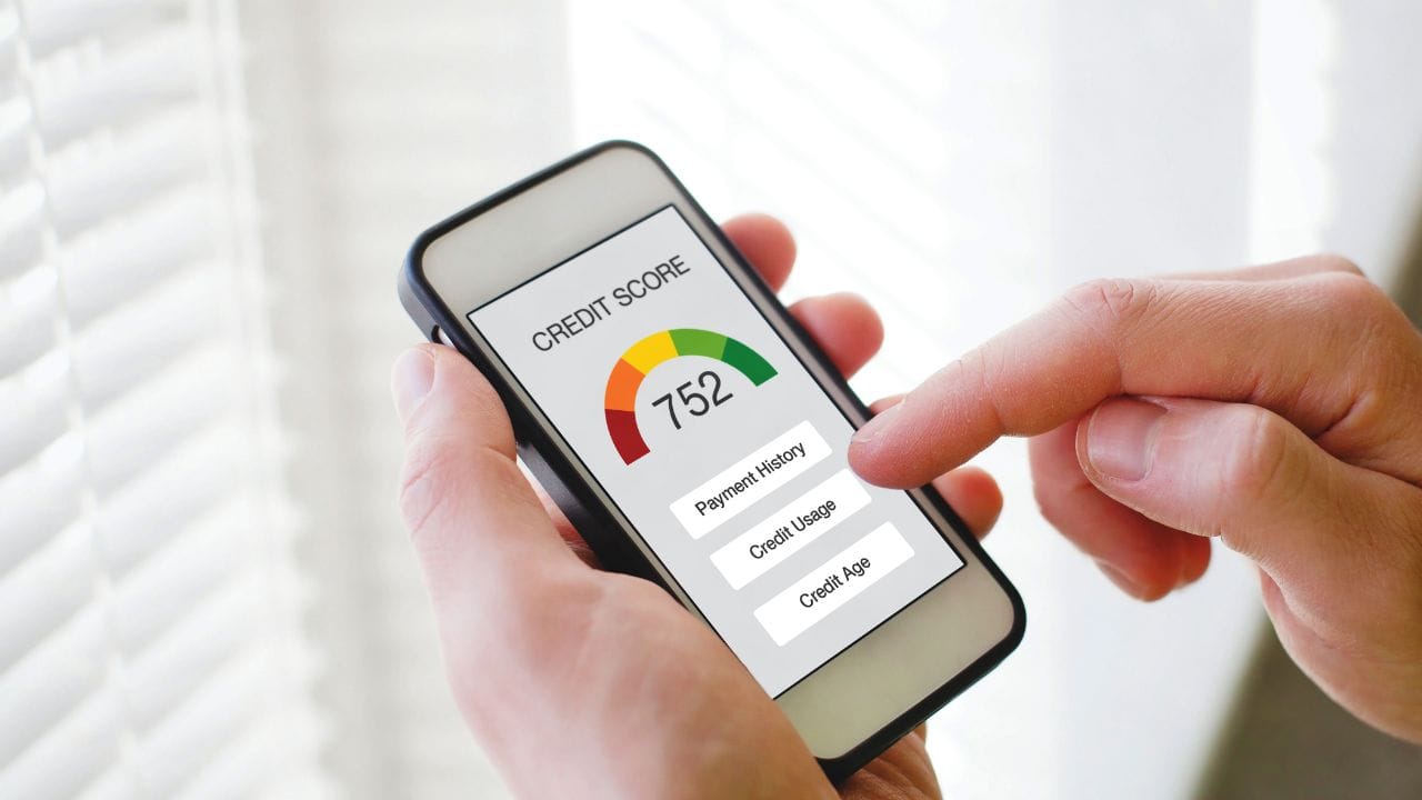 સરકારે ચોક્કસપણે કહ્યું છે કે CIBIL સ્કોર જરૂરી નથી, પરંતુ તેનો અર્થ એ નથી કે કોઈ તપાસ થશે નહીં. બેંકોને દરેક ગ્રાહકની પૃષ્ઠભૂમિની સંપૂર્ણ તપાસ કરવાનો નિર્દેશ આપવામાં આવ્યો છે. આમાં, લોન અરજદારના ભૂતકાળના ચુકવણી વર્તન, કોઈપણ જૂની લોન, ચુકવણીમાં વિલંબ, સેટલ અથવા રિસ્ટ્રક્ચર્ડ લોન અને બંધ ખાતાઓ વિશે માહિતી જોવામાં આવશે. આ પ્રક્રિયાને ડ્યુ ડિલિજન્સ કહેવામાં આવે છે, જે દરેક લોન પહેલાં જરૂરી છે.