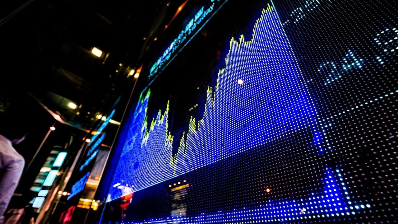 શેરબજાર અને મ્યુચ્યુઅલ ફંડમાં રોકાણની વધતી લોકપ્રિયતા વચ્ચે પણ FD આજેય સલામત રોકાણ તરીકે જાણીતી છે. તેમાં રોકાણકારોને મૂડી સુરક્ષિત રહે છે અને પાકતી મુદતે નિશ્ચિત વ્યાજ સાથે પરત મળે છે. (નોંધ : અહીં આપવામાં આવેલી માહિતી ફક્ત આપની જાણકારી માટે છે. કોઈ પણ રોકાણ કરવા પહેલા નિષ્ણાંતોની સલાહ લેવી)