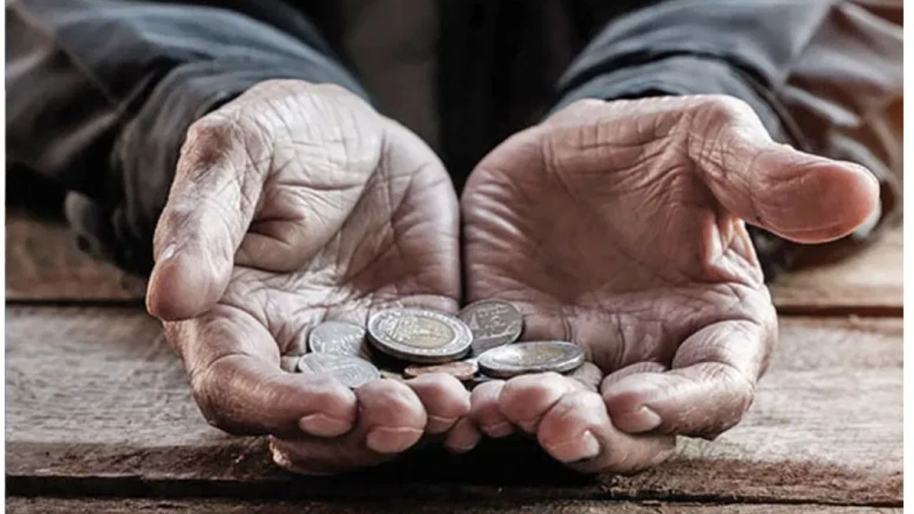 ભારતમાં ભિખારીઓની માસિક આવક સ્થાન, ભીડ કે શહેર પર આધાર રાખે છે. કોઈ સત્તાવાર સર્વેક્ષણ ભિખારીઓની આવકનો સચોટ ડેટા પ્રદાન કરતું નથી પરંતુ એવો અંદાજ છે કે, એક સામાન્ય ભિખારી દરરોજ 100-500 રૂપિયા કમાય છે. 