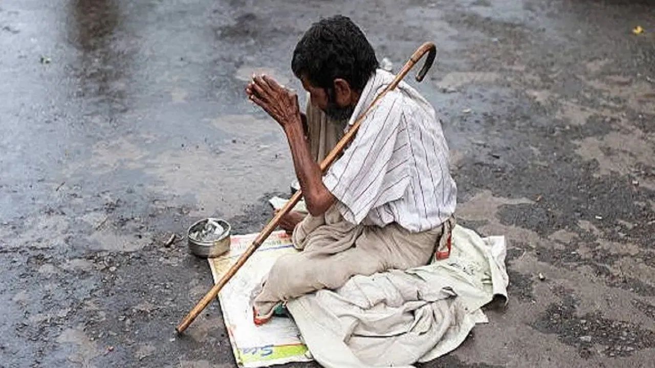 ટૂંકમાં માસિક આવક 3,000-15,000 રૂપિયાની વચ્ચે થાય છે. બીજી તરફ દિલ્હી, મુંબઈ, કોલકાતા અથવા લખનૌ જેવા મોટા શહેરોમાં ભિખારી દરરોજ 500-1000 રૂપિયા એટલે કે દર મહિને 15,000-30,000 રૂપિયા કમાઈ શકે છે. દેશમાં આવા ઘણા ભિખારીઓ છે, જેમની માસિક આવક તમને આશ્ચર્યચકિત કરી શકે છે. 