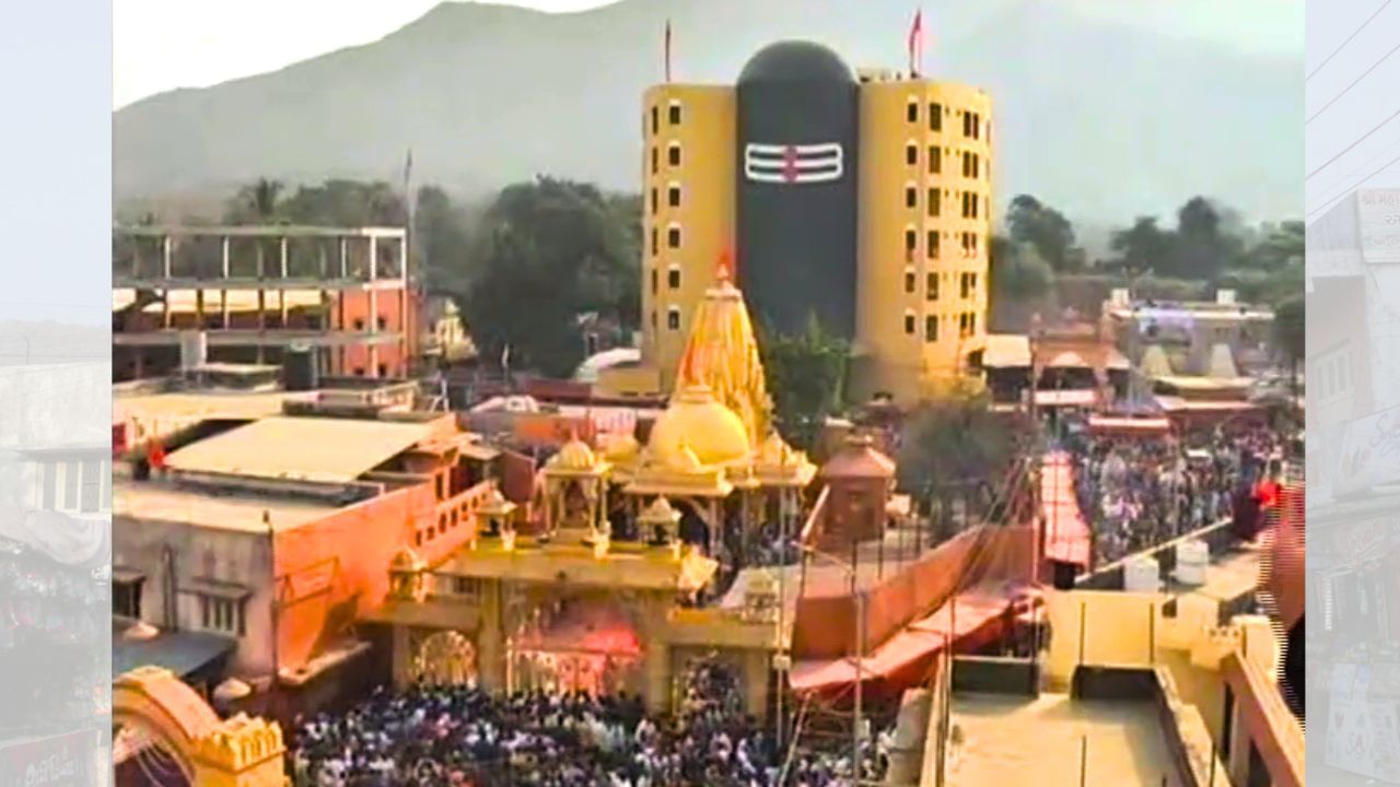 એક લોકપ્રચલિત દંતકથા મુજબ, એક વખત માતા પાર્વતીએ મહાદેવને ભવનાથ સ્થળનો ઇતિહાસ પૂછ્યો. ત્યારે મહાદેવએ કહ્યું કે સૌરાષ્ટ્ર પ્રદેશમાં એક સ્થાન છે જેને “વસ્ત્રાપથ” કહેવામાં આવે છે. અહીં બિલિપત્રના વૃક્ષોની વચ્ચે મારું પવિત્ર લિંગ સ્વયંભૂરૂપે સ્થાપિત છે.એક વખત મહાશિવરાત્રીના પાવન દિવસે એક પારધી અહીં આવ્યો. તેને ખબર નહોતી કે તે પવિત્ર સ્થળ છે, પરંતુ અજાણતા જ તેણે શિવલિંગની પૂજા કરી. આખી રાત તે બીલીના વૃક્ષ નીચે બેસીને બિલિપત્ર તોડતો રહ્યો અને શિવલિંગ પર અર્પણ કરતો રહ્યો. તેની આ નિષ્ઠા અને અર્પણ ભાવના કારણે તેનું કલ્યાણ થયું અને તે ભવબંધનથી મુક્ત થયો.