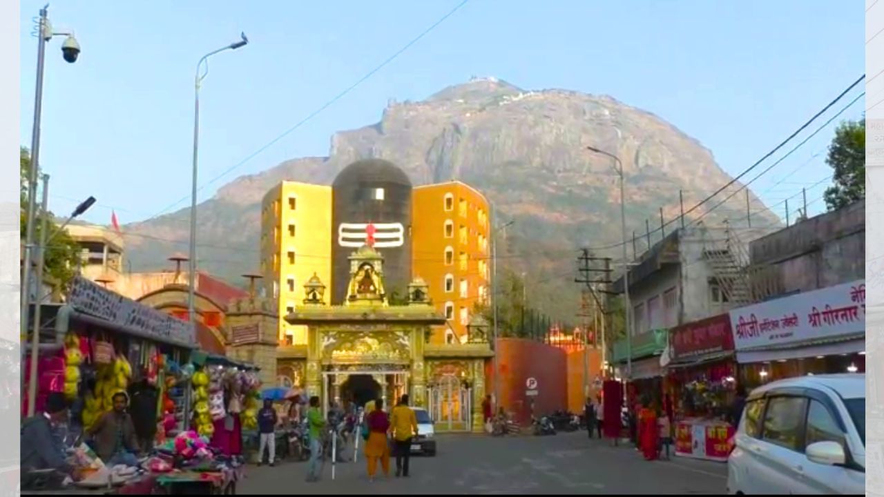 ભવનાથ ગામમાં, ગિરનાર પર્વતના નીચે આવેલું ભવનાથ મહાદેવ મંદિર પ્રાચીન કાળથી પૌરાણિક કથાઓ અને લોકદંતકથાઓમાં વર્ણવાયું છે. અહીં સ્થાપિત શિવલિંગને સ્વયંભૂ, એટલે કે દૈવી પ્રેરણાથી પ્રગટ થયેલું માનવામાં આવે છે. લોકમાન્યતા મુજબ, એક વખત ભગવાન શિવ અને માતા પાર્વતી ગિરનાર પર્વત પર વિહરતા હતા, ત્યારે તેમનું એક પવિત્ર વસ્ત્ર મૃગી કુંડ ખાતે પડ્યું હતું. ત્યારથી આ સ્થાન ભગવાન શિવના ભક્તો માટે વિશેષ પુણ્યસ્થળ બન્યું. આજ સુધી,મહાશિવરાત્રીની ભવ્ય શોભાયાત્રા શરૂ થતા પહેલાં નાગા સાધુઓ આ પવિત્ર મૃગી કુંડમાં વિધિપૂર્વક સ્નાન કરે છે. આ મેળાની શરૂઆત ક્યારે થઈ તે અંગે ચોક્કસ જાણકારી ઉપલબ્ધ નથી, પરંતુ માનવામાં આવે છે કે તેનો ઇતિહાસ અતિ પ્રાચીન છે.