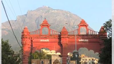 "ભવનાથ" શબ્દ બે સંસ્કૃત શબ્દોથી બનેલો છે ભવ એટલે ભગવાન શિવનું એક ઉપનામ ( જન્મ, સૃષ્ટિનો આરંભ કરનાર) નાથ એટલે સ્વામી, રક્ષક, અધિપતિ આથી ભવનાથ નો અર્થ થાય છે "સૃષ્ટિના સ્વામી" અથવા "ભવના નાથ"  જે ભગવાન શિવ એક પવિત્ર નામ છે.અહીંના મંદિરને "ભવનાથ મહાદેવ" કહેવાનું કારણ એ છે કે આ સ્થળે શિવજીની પ્રાચીન અને અત્યંત પૂજનીય સ્થાપના છે, જ્યાં તેઓ સ્વયંભૂ (સ્વયં પ્રગટ થયેલા) રૂપે પૂજાય છે.