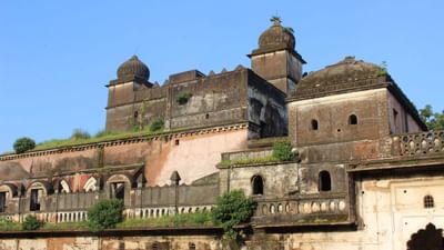 લોકવાયકા મુજબ ભોપાલની સ્થાપના 11મી સદીમાં પરમાર રાજા ભોજે કરી હતી. કહેવામાં આવે છે કે અહીં તેમના મંત્રીએ બનાવેલા બંધ (પાલ)ના કારણે શહેરને શરૂઆતમાં “ભોજપાલ” કહેવાયું, જે બાદમાં “ભોપાલ” બન્યું. એક બીજી માન્યતા મુજબ, તેનું નામ ભૂપાલ નામના રાજાથી પ્રેરિત છે. દંતકથાઓ કહે છે કે રાજા ભોજે રોગમાંથી મુક્તિ મેળવવા માટે 365 નદીઓનું પાણી ભેગું કરીને તળાવ બનાવ્યું, જેને “ભોજતાલ” કહેવાયું અને ધીમે ધીમે લોકો શહેરને ભોજપાલ અને અંતે ભોપાલ કહેવા લાગ્યા. (Credits: - Wikipedia)