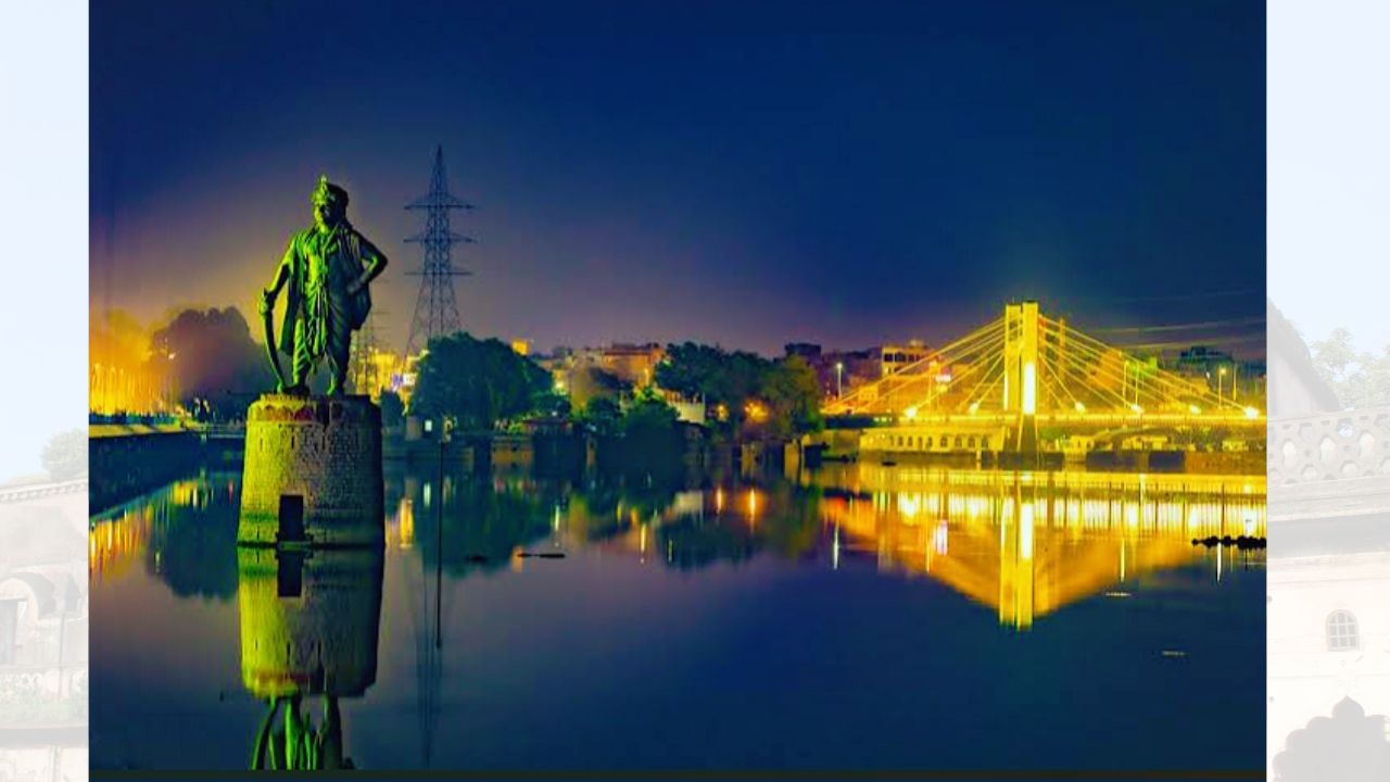 હૈદરાબાદ પછી ભોપાલ ભારતનું બીજું સૌથી મોટું મુસ્લિમ શાસિત રજવાડું હતું. સ્વતંત્રતા પછી 1947માં, ત્યાંના અંતિમ નવાબે ભોપાલને સ્વતંત્ર રાજ્ય રૂપે જાળવી રાખવાનો પ્રયત્ન કર્યો. પરંતુ ડિસેમ્બર 1948માં વિરોધ આંદોલનો શરૂ થયા અને શંકર દયાળ શર્મા જેવા અગ્રણીઓની ધરપકડ થઈ. થોડા સમય બાદ રાજકીય કેદીઓને મુક્ત કરવામાં આવ્યા, અને અંતે 30 એપ્રિલ 1949ના રોજ નવાબે ભોપાલને ભારત સંઘમાં જોડાવાની સંધિ પર સહી કરી. 1 જૂન 1949થી ભોપાલ સત્તાવાર રીતે ભારતનો ભાગ બન્યો. ( આ માહિતી વિવિધ ઐતિહાસિક તથ્યો અને સંશોધનો પર આધારિત છે. વિગતવાર માહિતી માટે, ઇતિહાસના પ્રમાણભૂત ગ્રંથો અને સંશોધનોનો અભ્યાસ કરવો ઉચિત રહેશે.) (Credits: - Wikipedia)