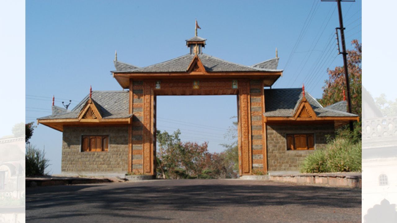 1818માં નઝર મહંમદ ખાનના સમયમાં ભોપાલે બ્રિટિશ ઈસ્ટ ઈન્ડિયા કંપની સાથે સંધિ કરી અને રજવાડું બન્યું. 1819 થી 1926 વચ્ચે ભોપાલ પર ચાર બેગમોએ શાસન કર્યું, જે તે સમય માટે ખૂબ અનોખું હતું. કુદસિયા બેગમ પ્રથમ મહિલા શાસક રહી. તેમની પુત્રી સિકંદર બેગમે 1857ના બળવા દરમિયાન અંગ્રેજોને ટેકો આપ્યો, જેના બદલામાં તેમને રાજાનો દરજ્જો, 19 તોપોની સલામી અને ભારતના સ્ટારનો ગ્રાન્ડ ક્રોસ આપવામાં આવ્યો. (Credits: - Wikipedia)