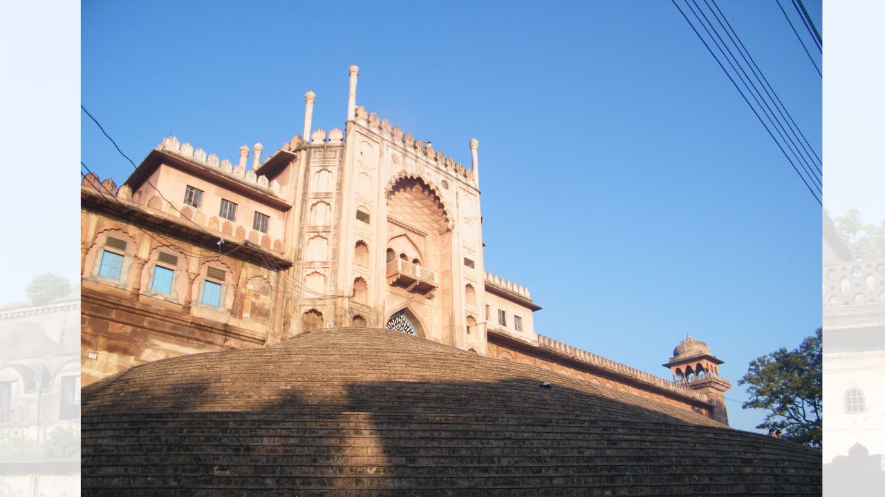 ભોપાલ રાજ્યની સ્થાપના 1707માં દોસ્ત મોહમ્મદ ખાને કરી, જે મૂળ મુઘલ સૈન્યમાં પશ્તુન સૈનિક હતા. ઔરંગઝેબના અવસાન બાદ તેમણે ભાડૂતી તરીકે કાર્ય કરીને અનેક વિસ્તારોને પોતાની જાગીરમાં શામેલ કર્યા. થોડા સમયમાં, ૧૭૨૩માં, આ રાજ્ય હૈદરાબાદના નિઝામના પ્રભાવ હેઠળ આવ્યું. બાદમાં, 1737ના ભોપાલ યુદ્ધમાં મરાઠાઓએ મુઘલ અને નવાબની સંયુક્ત સેનાને હરાવી, જેના પરિણામે રાજ્ય પર ખંડણી વસૂલવાનું શરૂ કર્યું. (Credits: - Wikipedia)