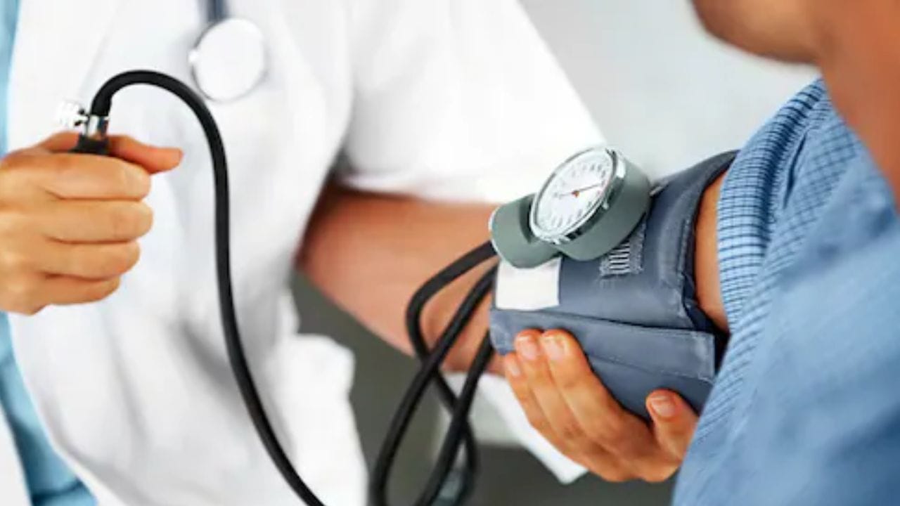 સામાન્ય રીતે સ્વસ્થ વ્યક્તિનું બ્લડ પ્રેશર લગભગ 120/80 mmHg હોવું જોઈએ. આમાં 120 સિસ્ટોલિક અને 80 ડાયસ્ટોલિક પ્રેશર દર્શાવે છે. જો તે 140/90 mmHg કે તેથી વધુ થાય છે, તો તેને હાઈ બ્લડ પ્રેશર ગણવામાં આવે છે, જ્યારે જો તે 90/60 mmHg કરતા ઓછું હોય, તો તેને લો બ્લડ પ્રેશર કહેવામાં આવે છે.