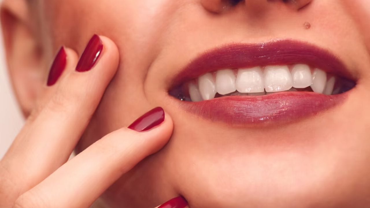 સામુદ્રિક શાસ્ત્રમાં એવું માનવામાં આવે છે કે જો કોઈ વ્યક્તિના શરીરના કોઈ ભાગ પર તલ હોય તો તેણે પોતાને ભાગ્યશાળી માનવું જોઈએ. આવી સ્થિતિમાં આજે આપણે જાણીશું કે સામુદ્રિક શાસ્ત્ર અનુસાર શરીર પર કયા તલ તમારા માટે આર્થિક લાભ દર્શાવે છે. ચાલો આ વિશે જાણીએ.
