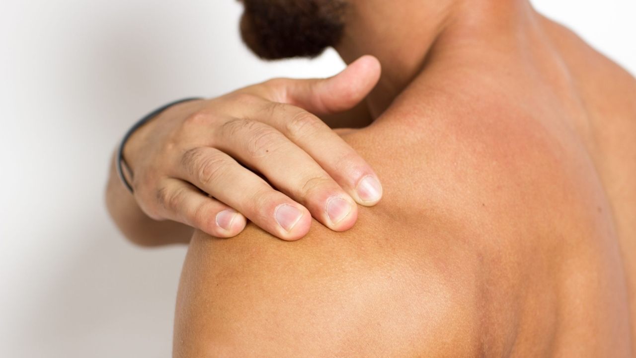 જો ખભા, હથેળી અને હાથ ફરકે તો શું થાય?: જો જમણો ખભા ફરકે તો વ્યક્તિને મિલકત મળે છે, જો ડાબો ખભા ફરકે તો તે કોઈ મોટી સફળતાની નિશાની છે. જો જમણો હાથ ફરકે તો વ્યક્તિને માન મળે છે અને જો ડાબો હાથ ફરકે તો ખોવાયેલી વસ્તુ પાછી મળવાની શક્યતા છે. હથેળી ફરકે એ મુશ્કેલીની નિશાની છે. જો કોણી ફરકે તો વિવાદની પરિસ્થિતિ ઊભી થાય છે.
