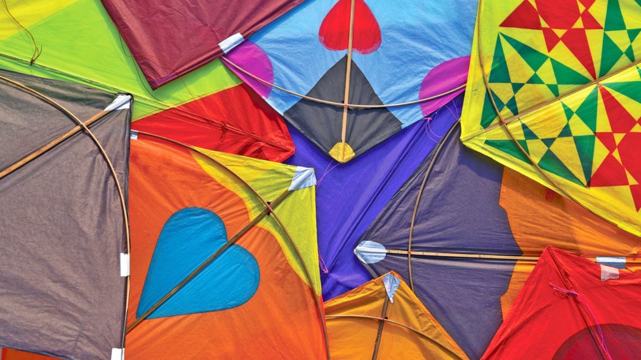 હોલસેલમાં માલ ખરીદવા માટે તમારી પાસે બે વિકલ્પ ઉપલબ્ધ છે. જો તમારું બજેટ ઓછું છે અને ઝડપથી માલ જોઈએ છે, તો લોકલ માર્કેટ તમારા માટે એક શ્રેષ્ઠ વિકલ્પ છે.