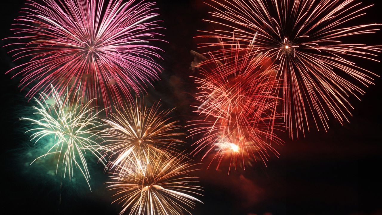 વધુમાં તમે તહેવારને અનુકૂળ માલ-સામાન લાવી શકો છો અને બિઝનેસને વેગ આપી શકો છો. સરળ રીતે કહીએ તો, દિવાળીમાં ફટાકડા, ઉતરાયણમાં પતંગ-ફીરકી, હોળીમાં કલર અને પિચકારી, રક્ષાબંધનમાં રાખડી, ગણેશ ચતુર્થીમાં મૂર્તિ અને પૂજાપાને લગતો સામાન તેમજ નવરાત્રીમાં ચણિયાચોળીને લગતો માલ-સામાન લાવી શકો છો અને તેના થકી સરસ કમાણી કરી શકો છો.