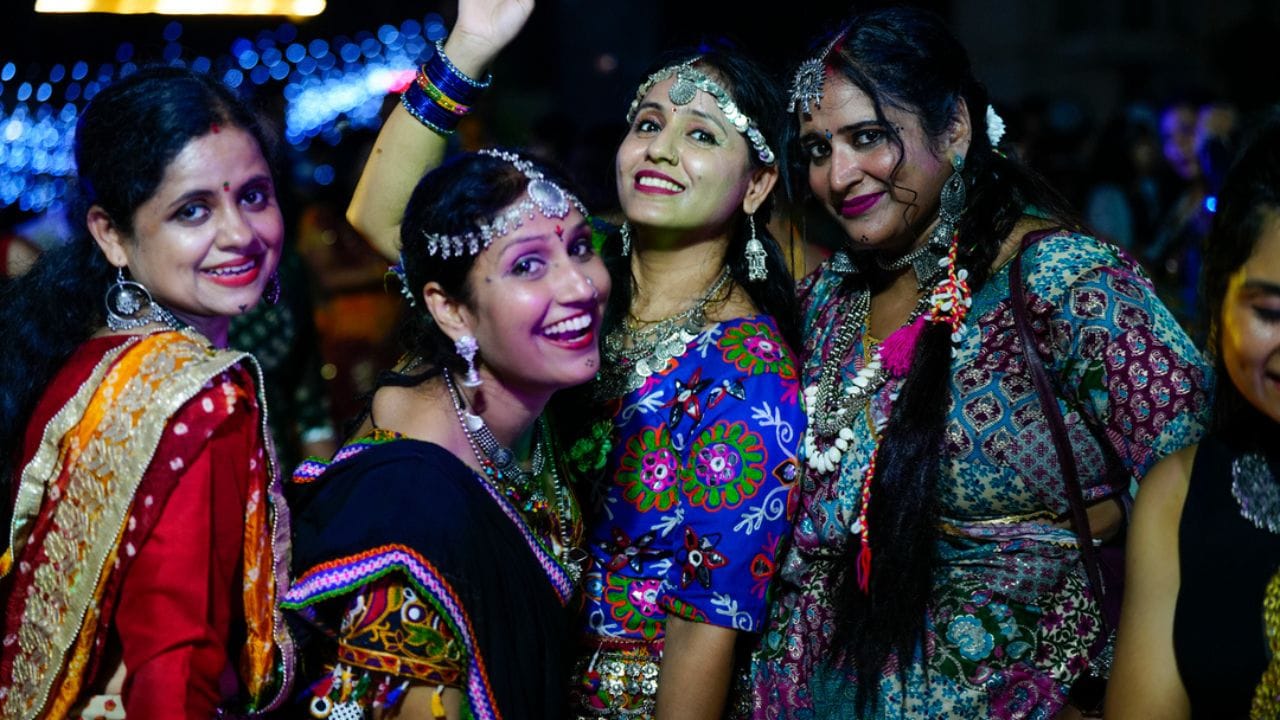 અમદાવાદમાં કાલુપુર, સુરતમાં સહારા દરવાજા અને રાજકોટમાં બંગડી બજાર એ હોલસેલ ખરીદી માટે જાણીતા વિસ્તાર છે. અહીં તમને ડેકોરેશન સામગ્રી, ગિફ્ટ આઇટમ્સ, પેકિંગ મટેરિયલ અને બીજા ઘણા સામાન હોલસેલ ભાવે મળી શકે છે. બીજો વિકલ્પ એ કે, તમે IndiaMart જેવા ઓનલાઇન પ્લેટફોર્મનો ઉપયોગ કરી શકો છો.