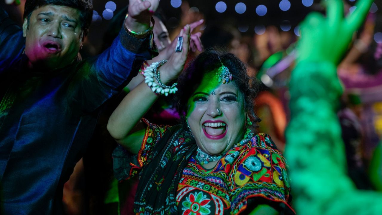 Instagram, WhatsApp, Facebook જેવા પ્લેટફોર્મ પર રીલ્સ અને પોસ્ટ દ્વારા લોકોનું ધ્યાન તમારા બિઝનેસ તરફ ખેંચો. આ વ્યવસાયથી દૈનિક રૂ. 500 થી રૂ. 5000 સુધીની કમાણી શક્ય છે. મહિનાનો નફો રૂ. 10,000 થી લઈને રૂ. 60,000 સુધી પહોંચી શકે છે.