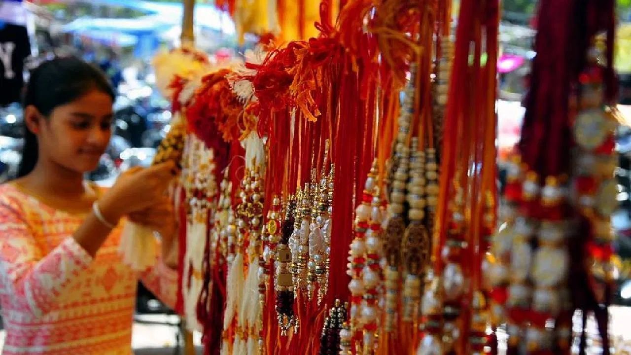 વ્યવસાય શરૂ કરવા માટે આધાર કાર્ડ, પાન કાર્ડ જેવા ડોક્યુમેન્ટ્સની જરૂર પડે છે. જો ઘરેથી આ વ્યવસાય કરો છો તો કોઇ ખાસ લાયસન્સની જરૂર પડતી નથી પરંતુ દુકાન અથવા ઓફિસ હોય તો સ્થાનિક મ્યુનિસિપલિટીમાંથી ગુમાસ્તા લાયસન્સ લેવું પડે છે. જો વાર્ષિક આવક રૂ. 20 લાખથી વધુ થાય તો GST નંબર પણ લેવો પડી શકે છે.