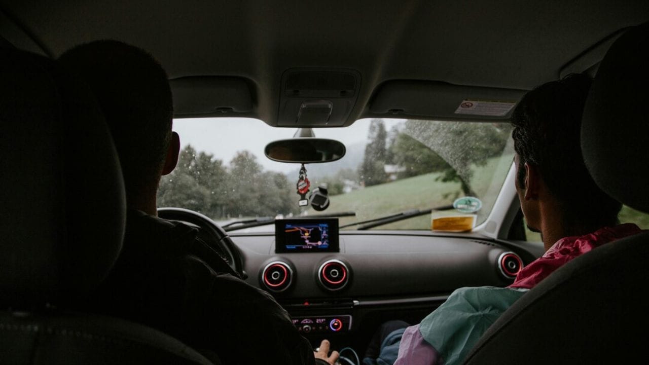 આ ઉપરાંત લોકલ પેપરમાં જાહેરાત આપીને, સ્કૂલ-કોલેજ અને ઓફિસ પાસે ફલાયર્સ વિતરણ કરીને બિઝનેસને વેગ આપી શકો છો. બિઝનેસ શરૂ કરતાં પહેલા આરટીઓના નિયમો સારી રીતે સમજી લેવા.