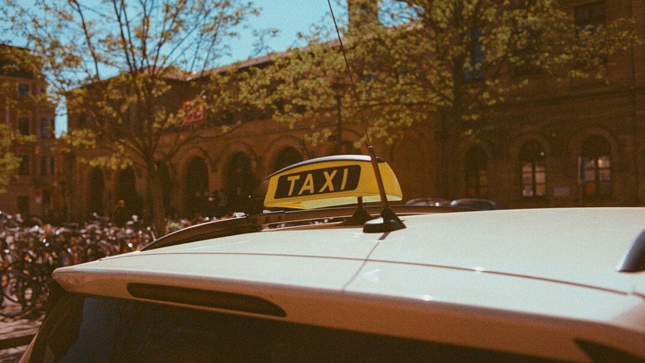 બીજી તરફ, કેબ સર્વિસમાં દરરોજની આવક ₹1,500 થી ₹3,000 જેટલી થઈ શકે છે. ટૂંકમાં માસિક આવક ₹40,000 થી ₹90,000 સુધી પહોંચી શકે છે અને નફો ₹20,000 થી ₹45,000 જેટલો થઈ શકે છે.