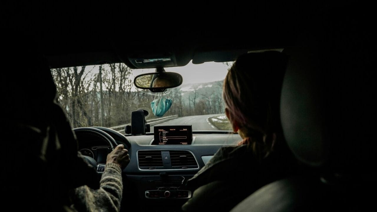 આજની તારીખમાં ડ્રાઈવિંગ માત્ર એક સ્કિલ નહીં પરંતુ કમાણીનું સાધન બની ગયું છે. જો તમે વ્યવસાયની દુનિયામાં નવા છો અને નાના રોકાણ સાથે કંઈક પોતાનું શરૂ કરવાનું વિચારી રહ્યાં છો, તો આ બંને વિકલ્પો તમારાં માટે ઉપયોગી સાબિત થઈ શકે છે.