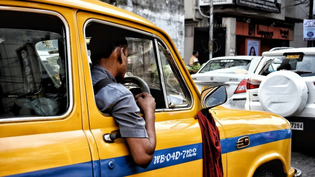 સૌપ્રથમ તો, આ બિઝનેસ શરૂ કરવા માટે પહેલા તમારે કયો વિકલ્પ પસંદ કરવો છે? ડ્રાઈવિંગ સ્કૂલ કે કેબ સર્વિસ? એ તમારે નક્કી કરવું પડશે. જો તમે ડ્રાઈવિંગ સ્કૂલ શરૂ કરવા માંગો છો, તો આરટીઓ પાસેથી ટ્રેનિંગ લાયસન્સ મેળવવું પડશે.