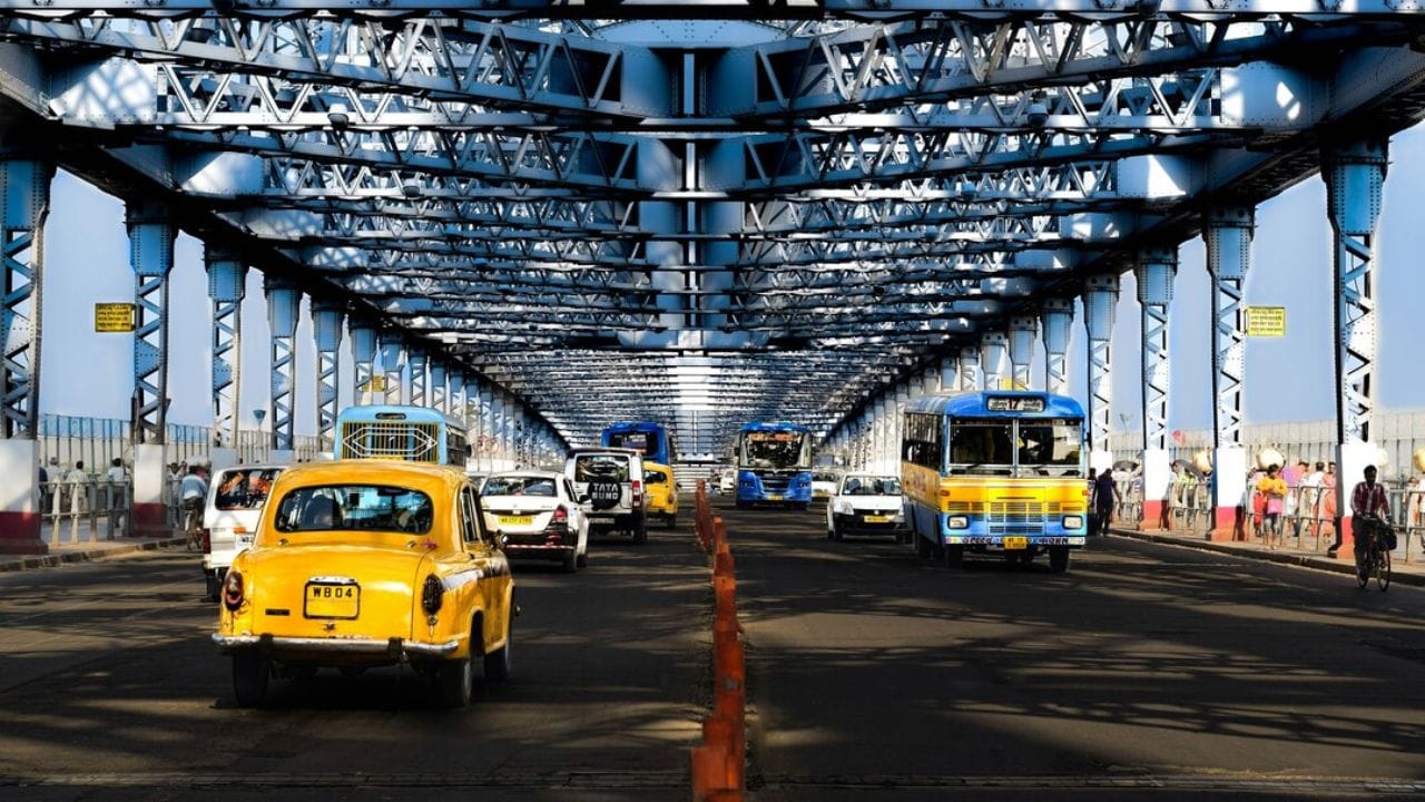 આવકની વાત કરીએ તો, ડ્રાઈવિંગ સ્કૂલમાં તમે એક વ્યક્તિની સરેરાશ ફી ₹3,000 થી ₹7,000 જેટલી લઈ શકો છો. જો દર મહિને 30 થી વધુ વ્યક્તિ ગાડી શીખવા માટે આવે તો તમારી માસિક આવક ₹90,000 થી ₹3 લાખ જેટલી અને એમાંય ચોખ્ખો નફો ₹40,000 કે તેથી વધુનો થઈ શકે છે.