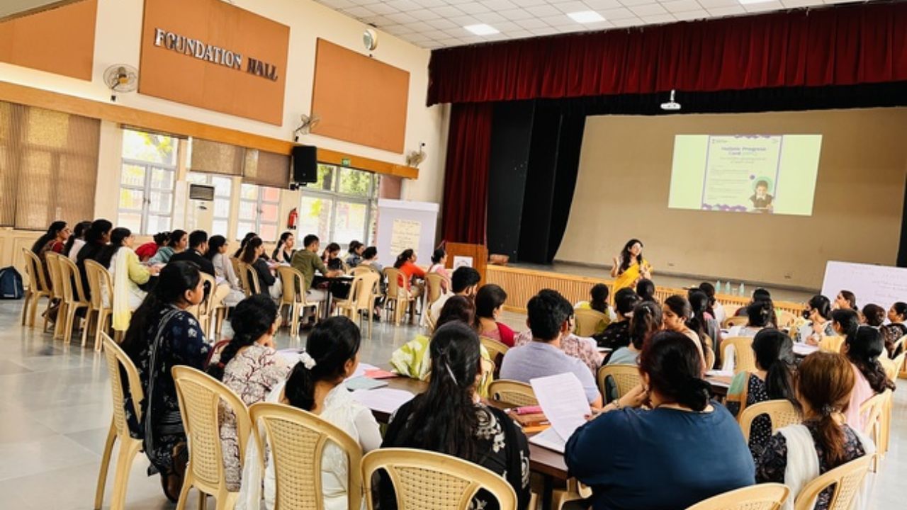 CBSEનું કહેવું છે કે વિચાર-આધારિત વ્યાખ્યાનોને બદલે વ્યવહારુ વ્યૂહરચનાઓ આપવામાં આવશે. જેથી માતાપિતા તેનો સીધો ઘરના વાતાવરણમાં અમલ કરી શકે. આ પહેલને પેરેન્ટિંગ કેલેન્ડર 2025-26 સાથે જોડવામાં આવી છે.
